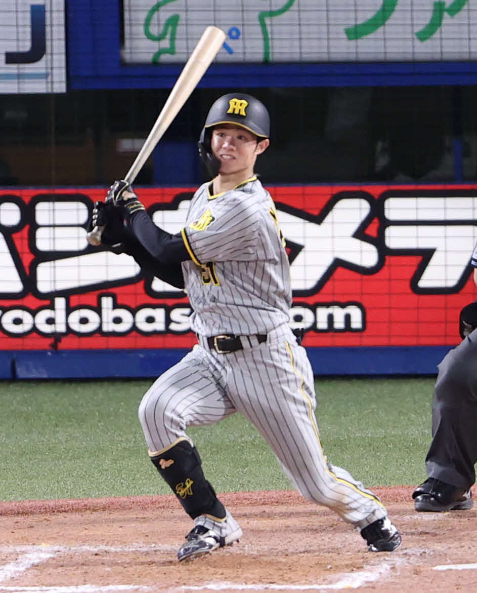 ヤクルト対阪神　8回表阪神1死一塁、適時二塁打を放つ中野。投手山本（撮影・狩俣裕三）