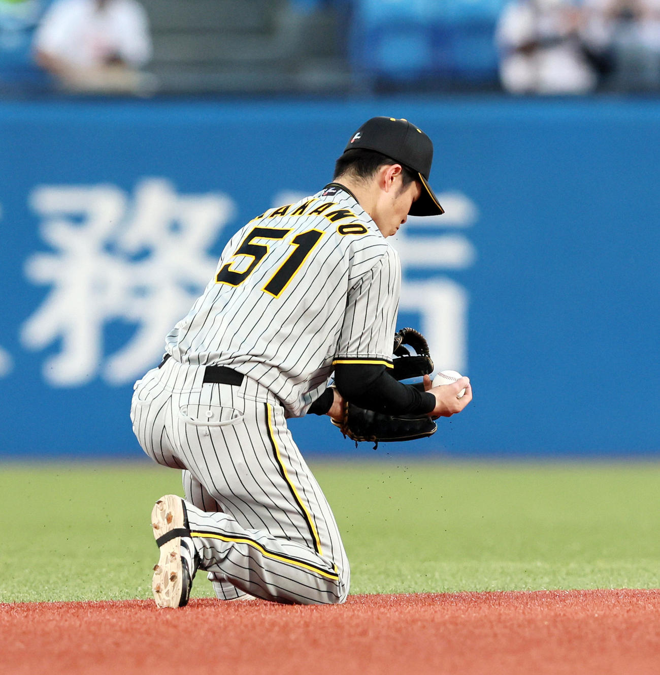 ヤクルト対阪神　1回裏ヤクルト無死、中野は塩見の打球を好捕する（撮影・加藤哉）