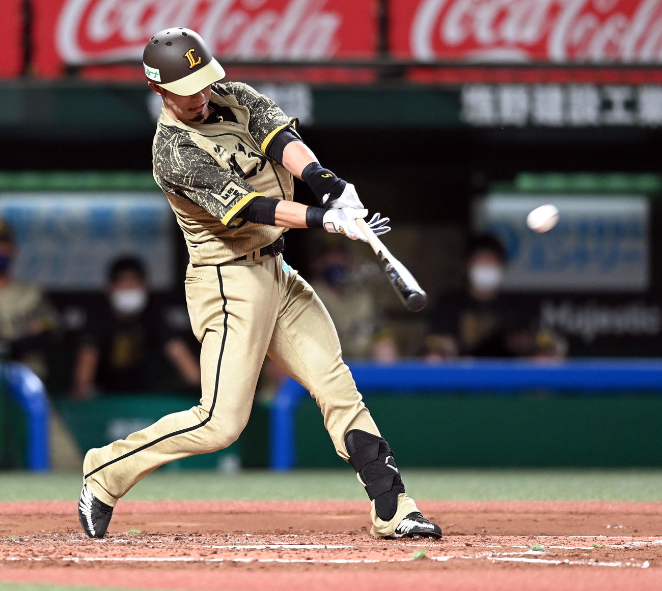 西武対ソフトバンク　2回裏西武1死、左越えに二塁打を放つ外崎（撮影・たえ見朱実）