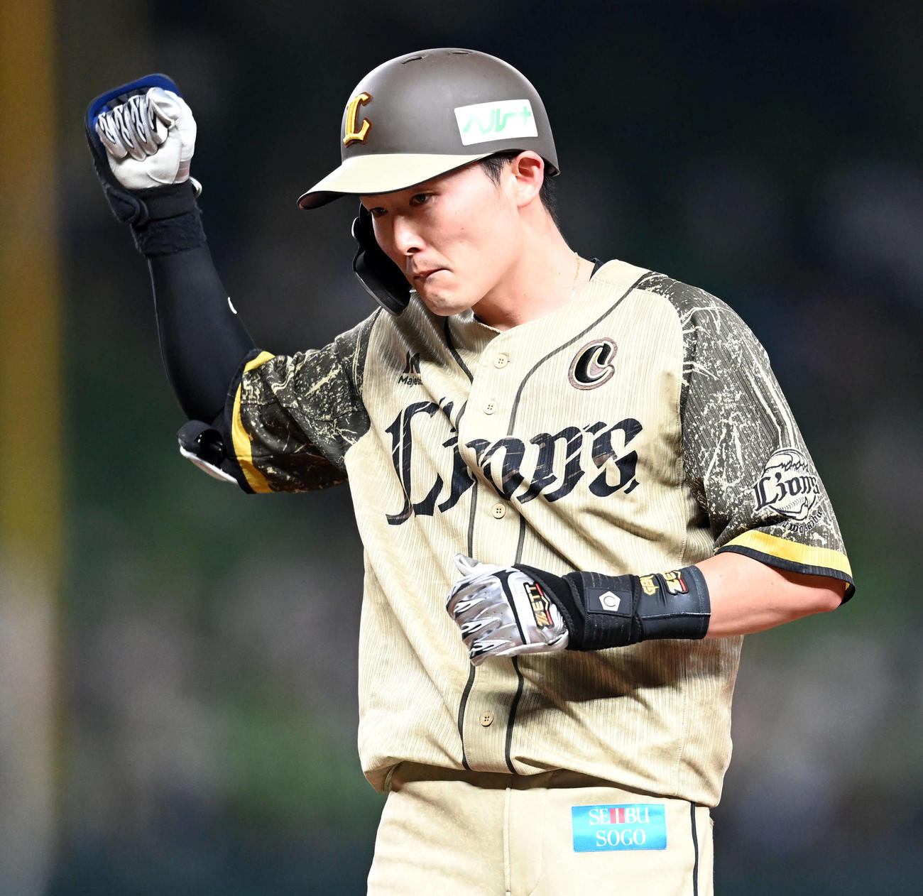 西武対ソフトバンク　2回裏西武1死二塁、中前適時打を放ちポーズを決める源田（撮影・たえ見朱実）