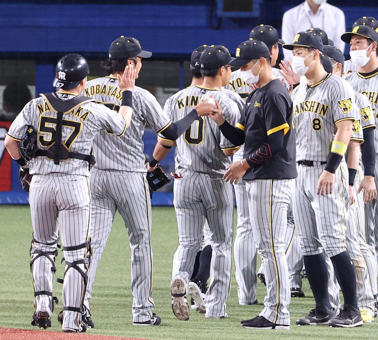 ヤクルト対阪神　試合後、小林（左から2人目）からウイニングボールを受け取る西純（右）（撮影・狩俣裕三）