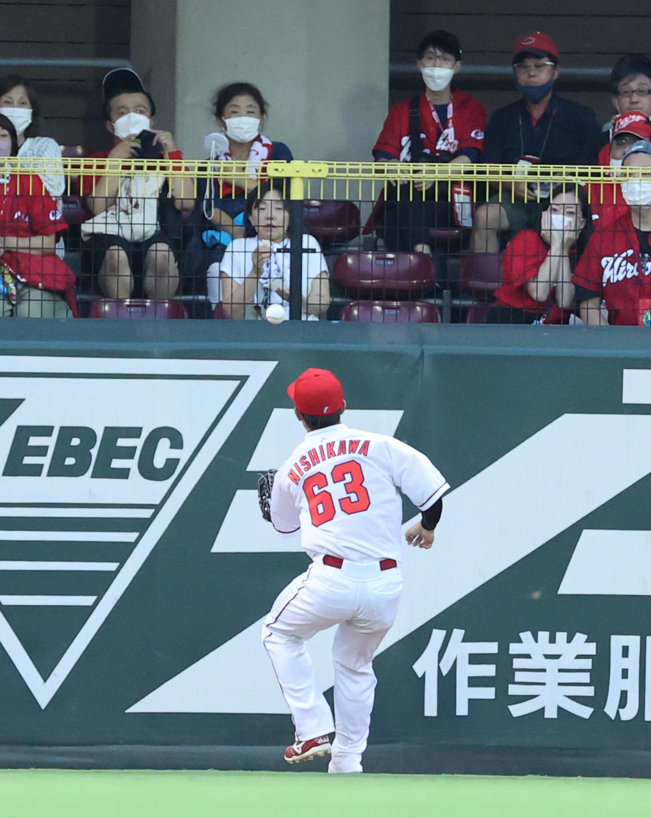 広島対中日　1回表中日1死一、二塁、ビシエドの左越え打を追う西川（撮影・加藤孝規）
