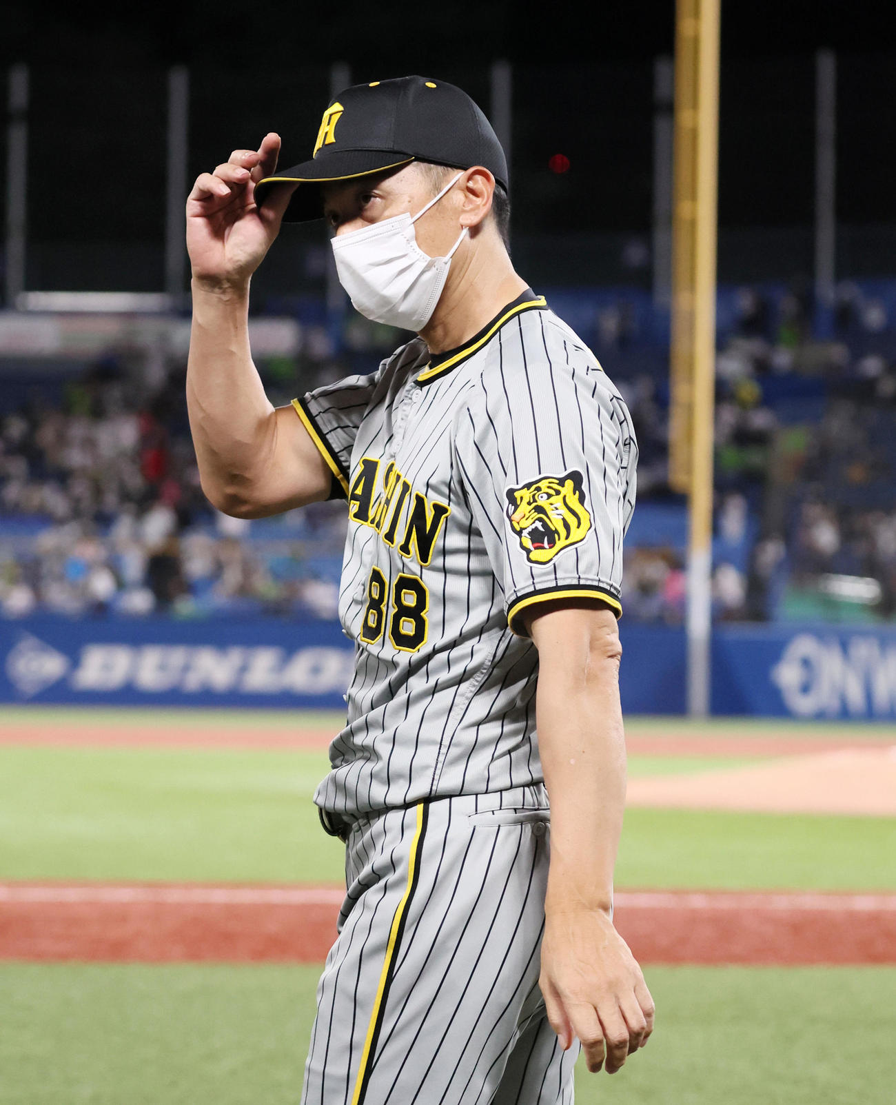 ヤクルト対阪神　ヤクルトに勝利しスタンドにあいさつしながら引き揚げる矢野監督（撮影・加藤哉）