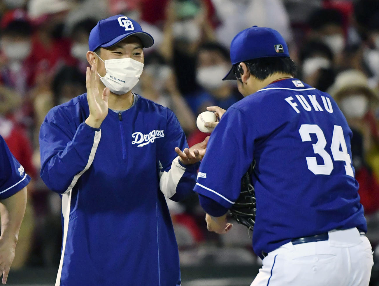 6回1失点で5勝目を挙げ、福（右）からウイニングボールを受け取る中日松葉（共同）