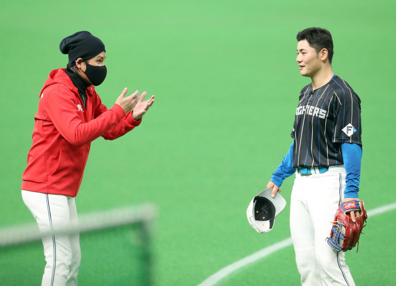 日本ハム対楽天　試合前、会話する新庄監督（左）と清宮（撮影・佐藤翔太）