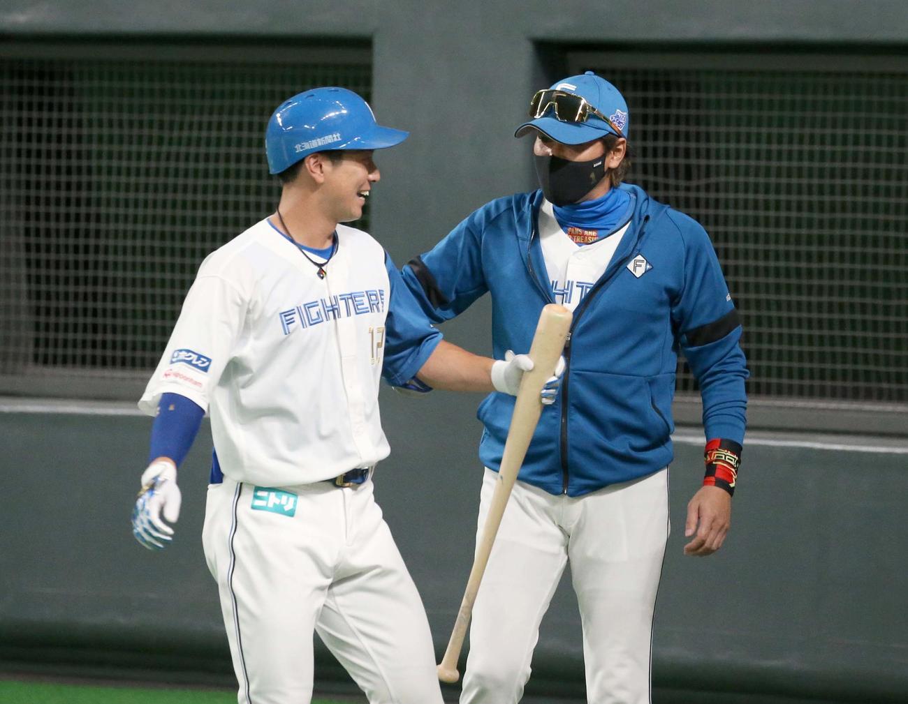 日本ハム対楽天　7回裏、スクイズを決めた松本剛を出迎える新庄監督（撮影・黒川智章）
