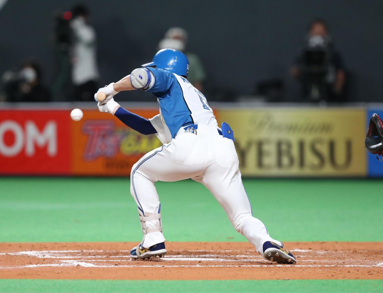 日本ハム対楽天　7回裏日本ハム1死二、三塁、スクイズを決める松本剛（撮影・黒川智章）
