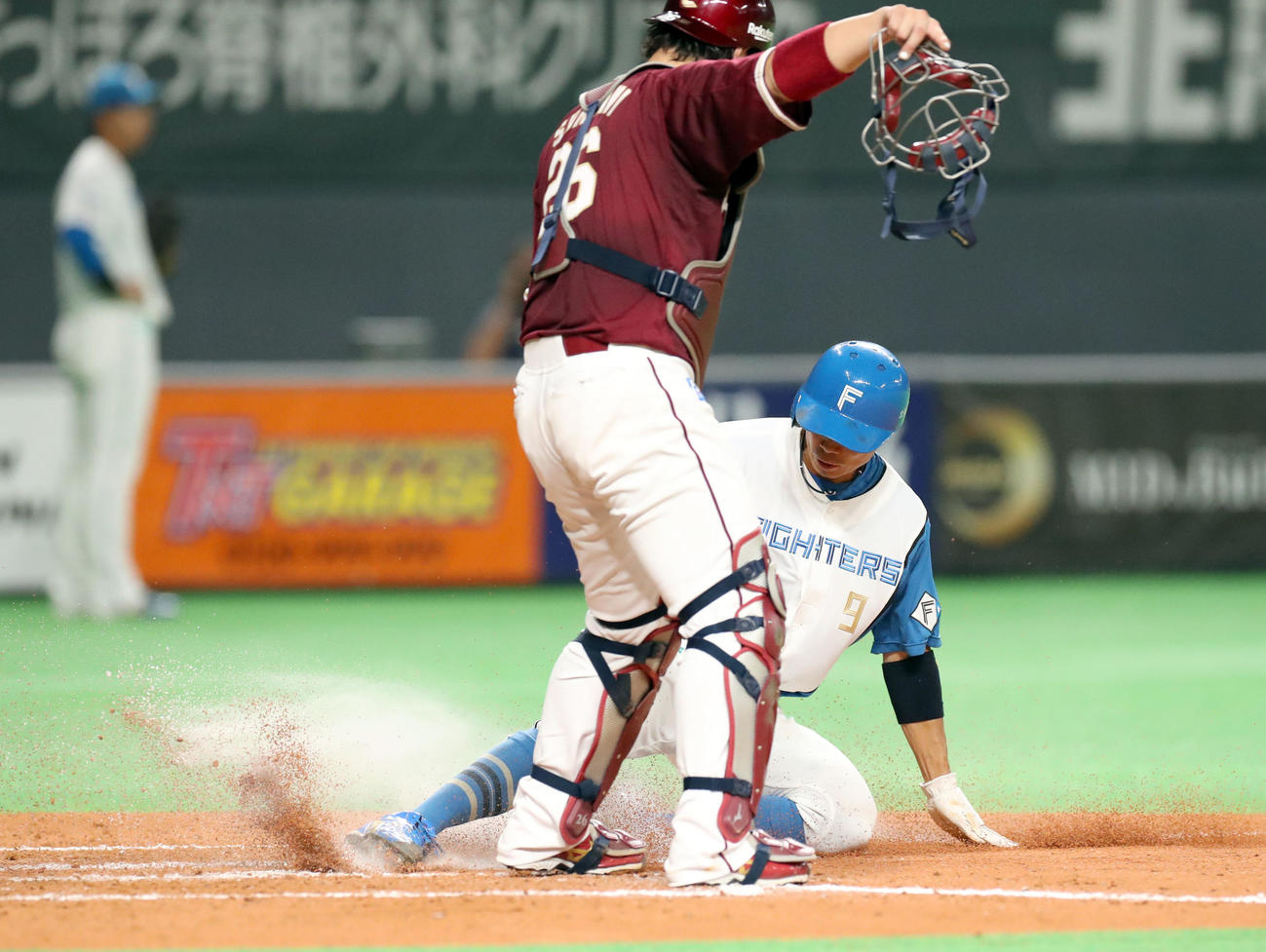 日本ハム対楽天　7回裏日本ハム1死二、三塁、松本剛のスクイズで生還する中島（撮影・佐藤翔太）
