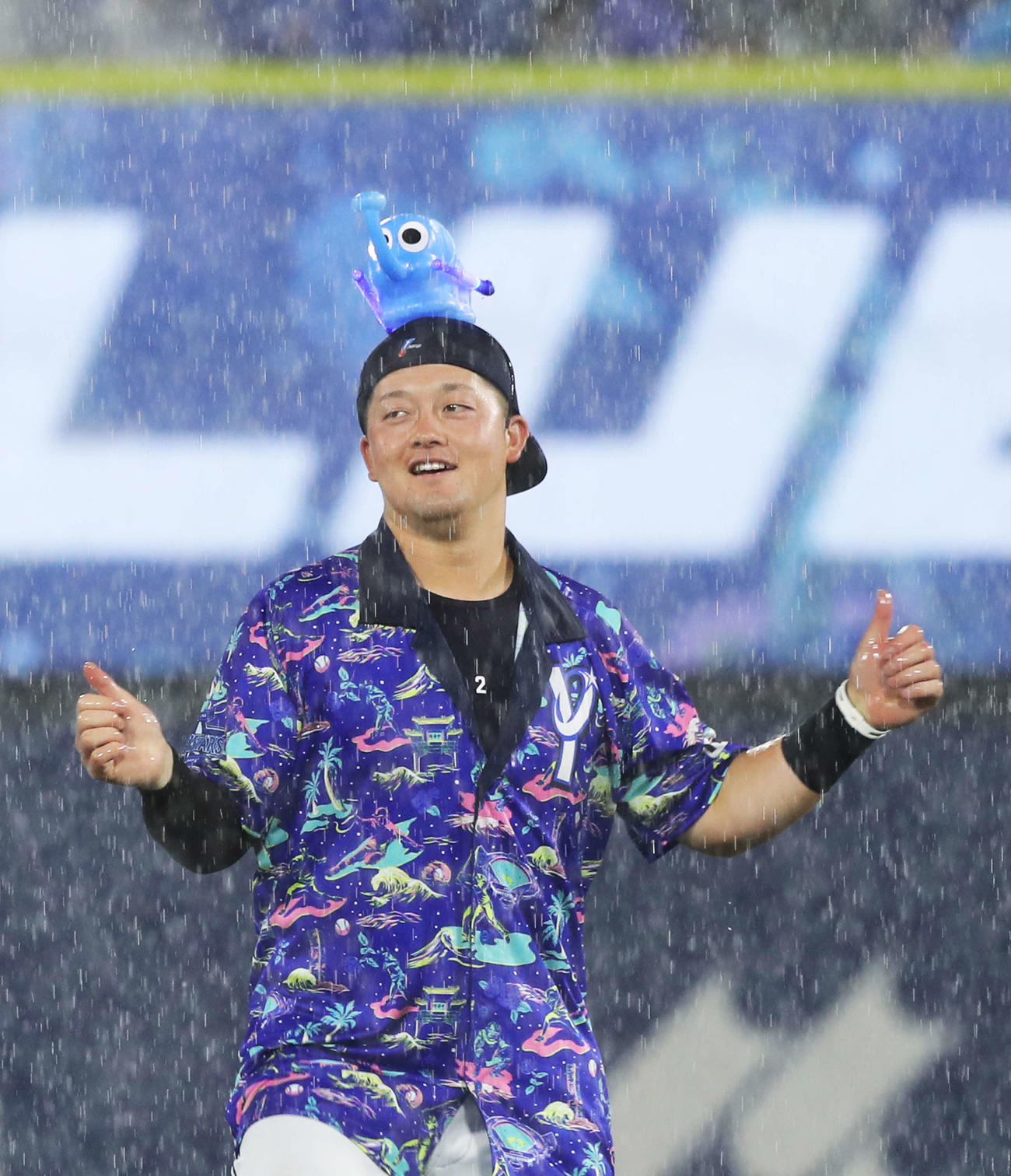 DeNA対広島　悪天候のため試合中止となり「ブルブルダンス」を披露するDeNA牧（2022年8月4日撮影）