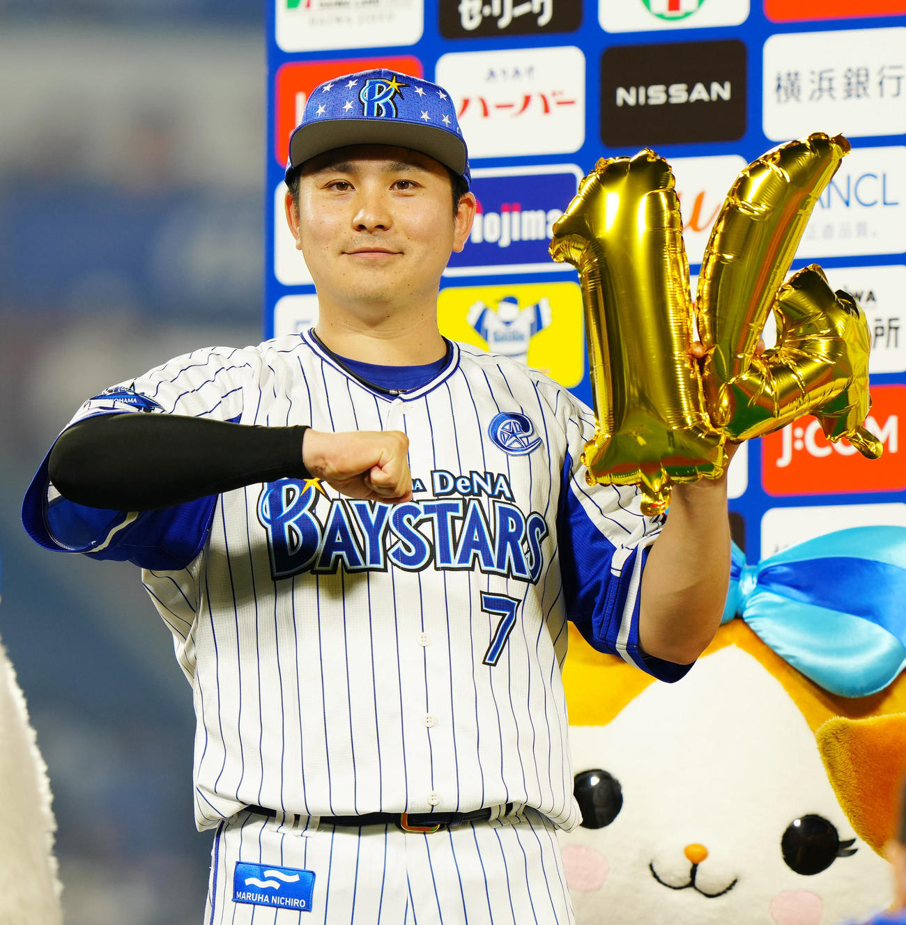 DeNA対巨人　試合後、本拠地14連勝で「デスターシャ」を決めるDeNA佐野（撮影・江口和貴）