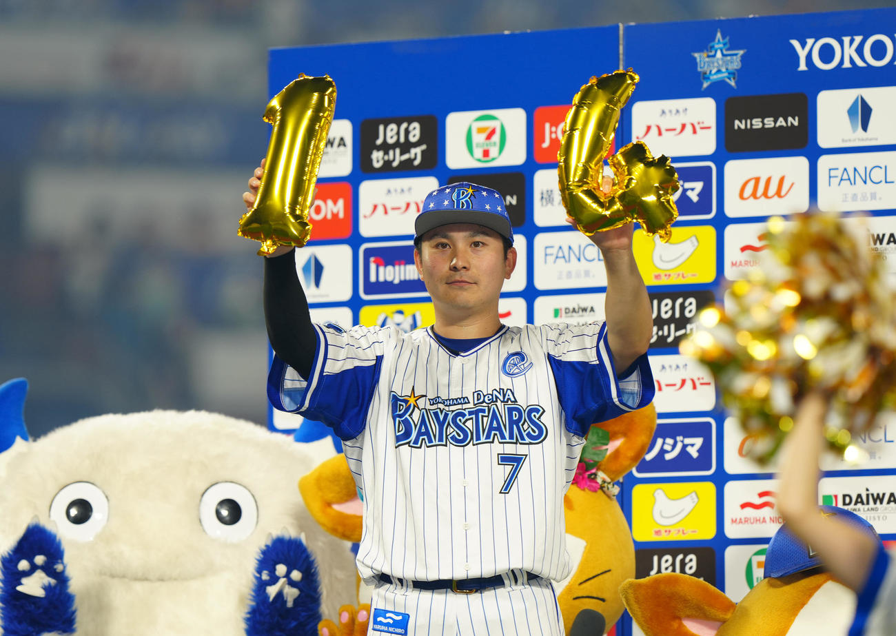 DeNA対巨人　試合後、本拠地14連勝でバルーンを掲げるDeNA佐野（撮影・江口和貴）
