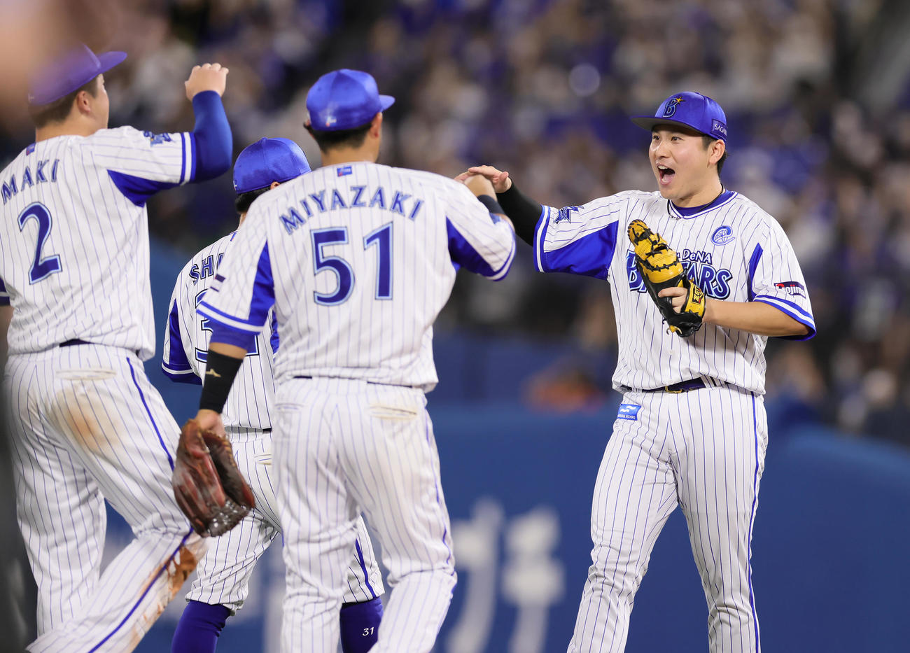 DeNA対巨人　本拠地14連勝を飾りタッチを交わすDeNA佐野（右端）ら（撮影・足立雅史）