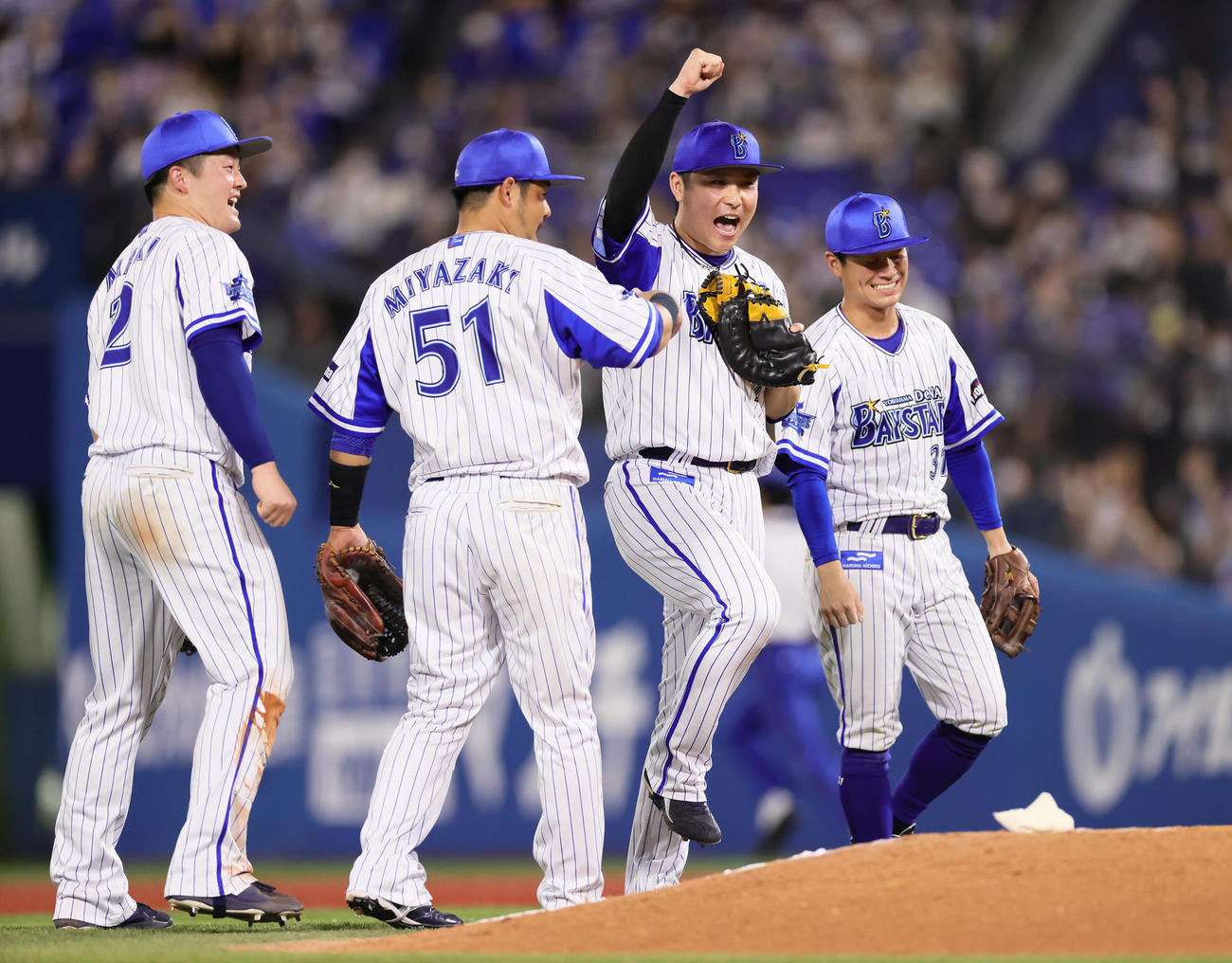 DeNA対巨人　本拠地14連勝を飾りガッツポーズする佐野（中央右）（撮影・足立雅史）