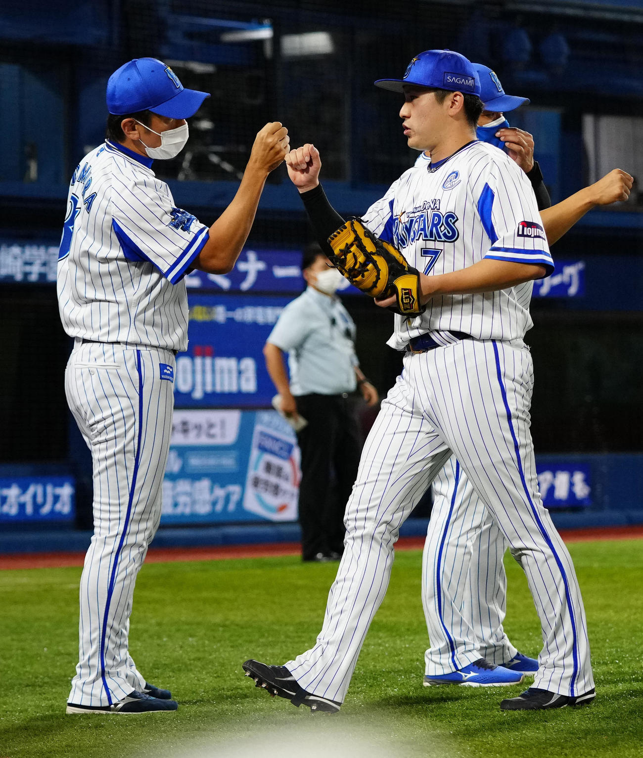 DeNA対巨人　試合後、タッチを交わすDeNA三浦監督（左）と佐野（撮影・江口和貴）