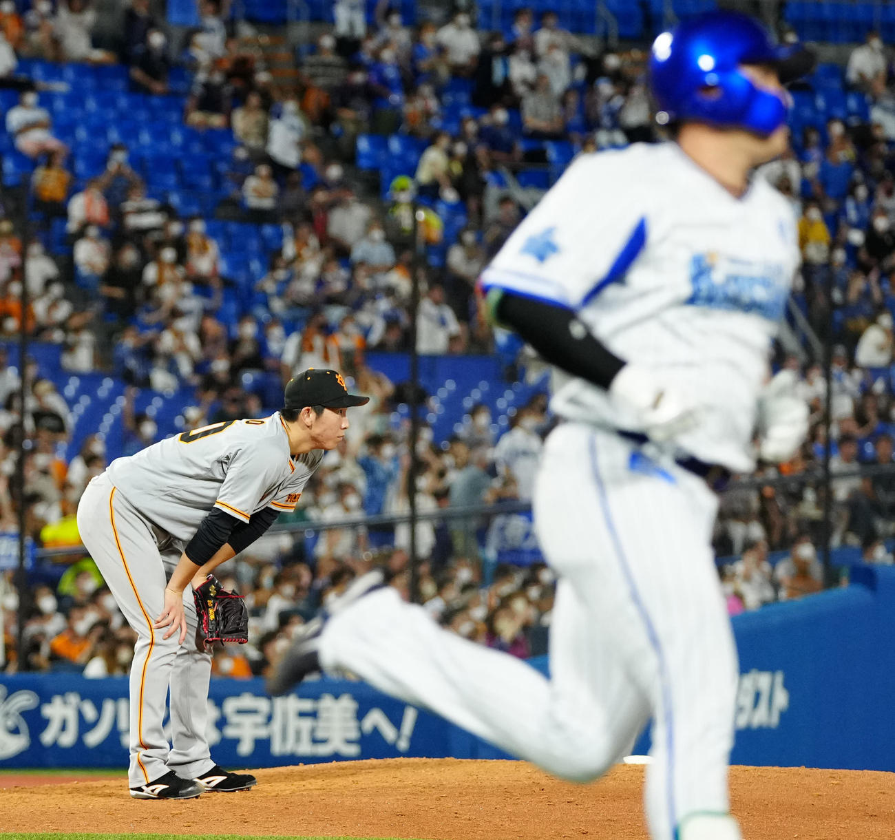 DeNA対巨人　8回裏DeNA無死、佐野（手前）に勝ち越しソロ本塁打を浴びる戸郷（撮影・江口和貴）