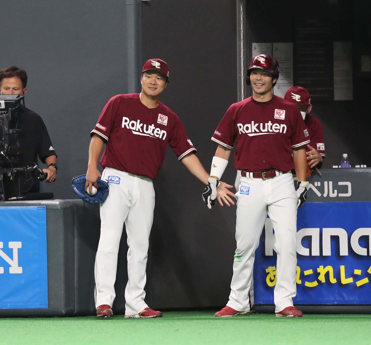 日本ハム対楽天　4回表、生還した島内（左）を笑顔で出迎える釜田（撮影・黒川智章）