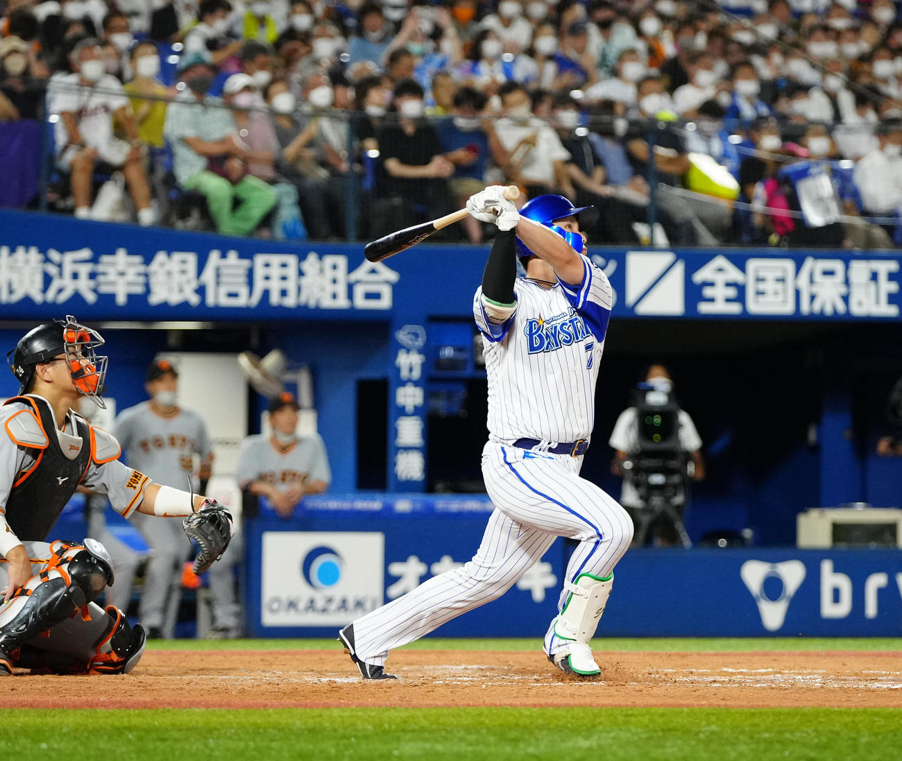 DeNA対巨人　8回裏DeNA無死、右越えに勝ち越しソロ本塁打を放つ佐野（撮影・江口和貴）