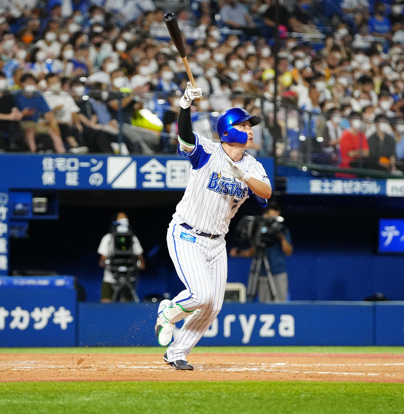 DeNA対巨人　8回裏DeNA無死、右越えに勝ち越しソロ本塁打を放つ佐野（撮影・江口和貴）