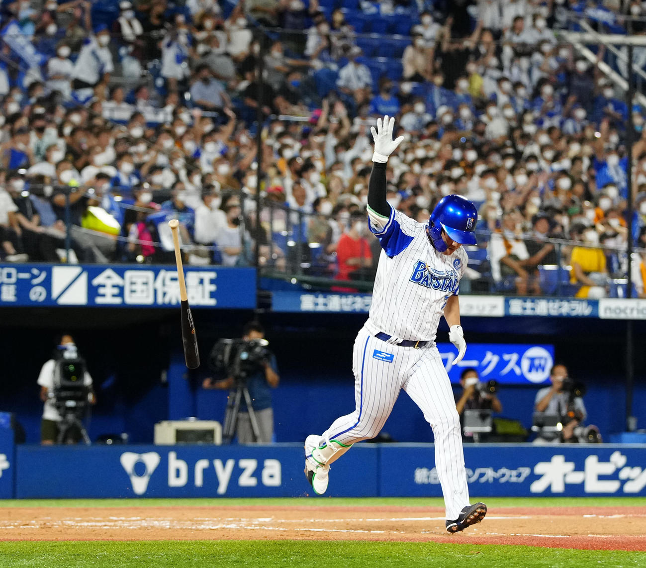 DeNA対巨人　8回裏DeNA無死、右越えに勝ち越しソロ本塁打を放つ佐野（撮影・江口和貴）