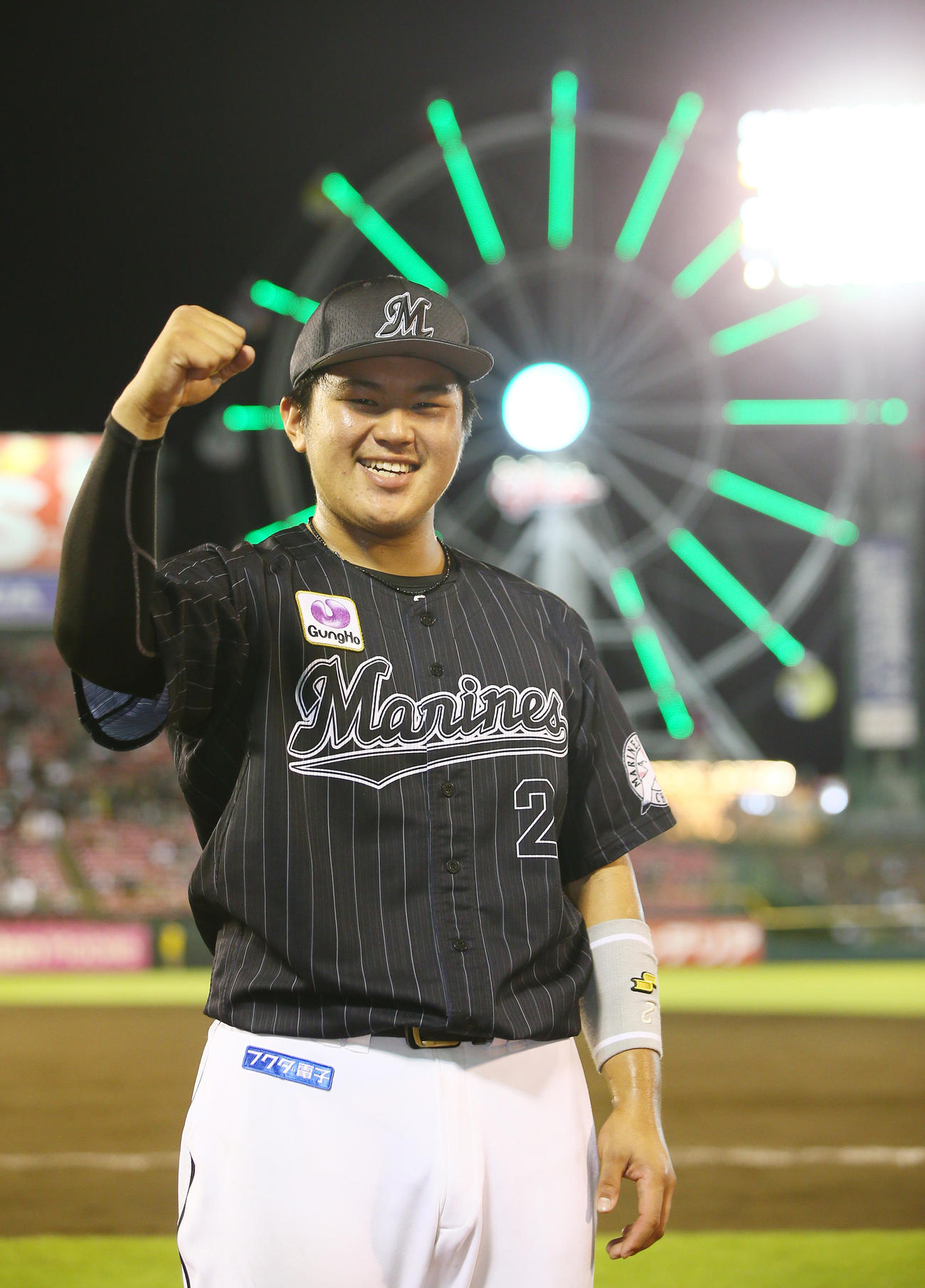 楽天対ロッテ　6回に逆転打のロッテ松川は笑顔でポーズを決める（撮影・足立雅史）