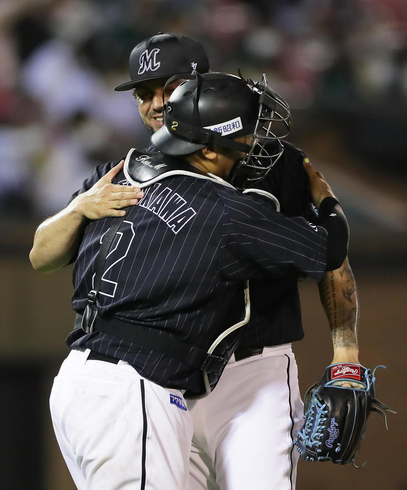 楽天対ロッテ　勝利し抱き合って喜ぶロッテの松川（左）とオスナ（撮影・足立雅史）