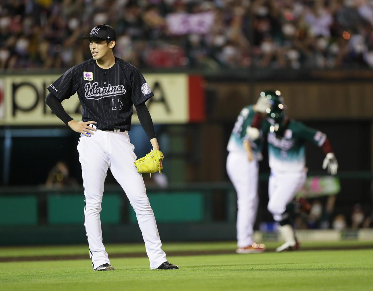 楽天対ロッテ　4回裏楽天1死一塁、茂木（後方右）に右越え2点本塁打を許した佐々木朗（撮影・足立雅史）