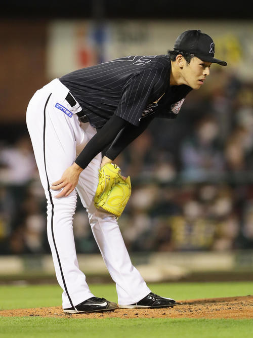 楽天対ロッテ　5回裏楽天2死、浅村に右越え本塁打を浴びうなだれる佐々木朗（撮影・足立雅史）