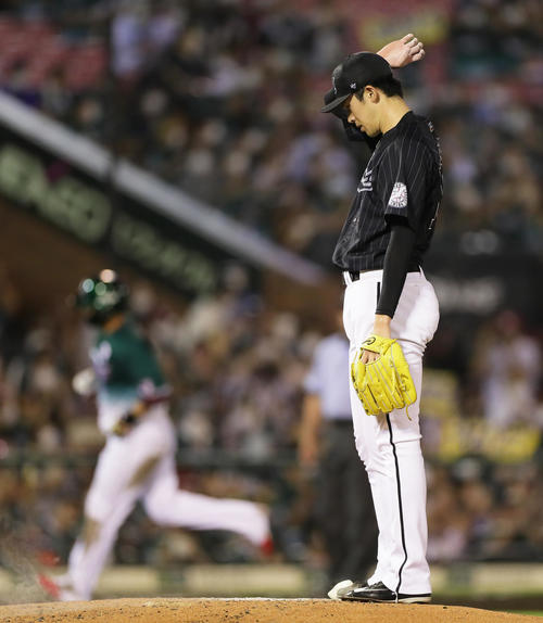 楽天対ロッテ　5回裏楽天2死、浅村（後方）に右越え本塁打を浴びた佐々木朗（撮影・足立雅史）
