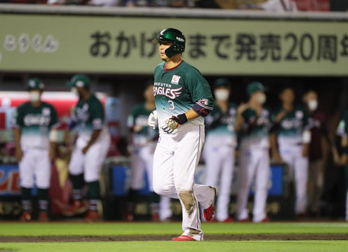 楽天対ロッテ　5回裏楽天2死、通算250号となる右越え本塁打を放った浅村（撮影・足立雅史）