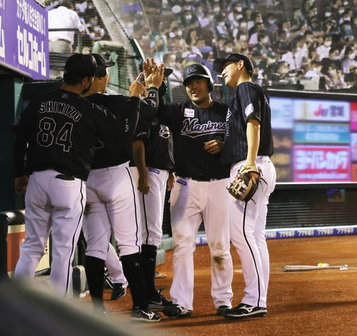 楽天対ロッテ　6回表ロッテ2死満塁、適時二塁打を放った松川（右から2人目）は笑顔でタッチを交わす（撮影・足立雅史）