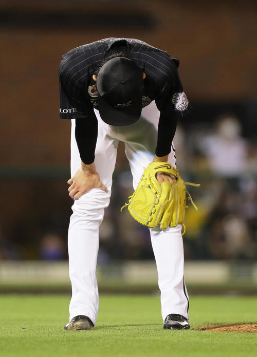 楽天対ロッテ　6回裏楽天2死、鈴木大に本塁打を浴びがっくりと肩を落とす佐々木朗（撮影・足立雅史）