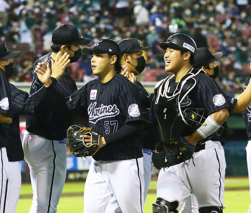 楽天対ロッテ　勝利しタッチを交わすロッテの佐々木朗（左）と松川（右）（撮影・足立雅史）