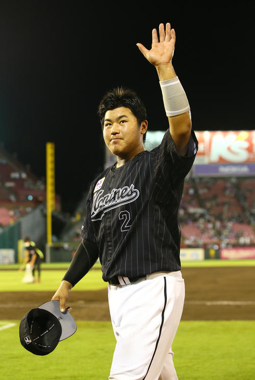 楽天対ロッテ　6回に逆転打のロッテ松川はスタンドの声援に手を振って応える（撮影・足立雅史）