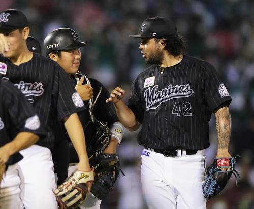 楽天対ロッテ　勝利しタッチを交わすロッテの松川虎生（左）とオスナ（撮影・足立雅史）