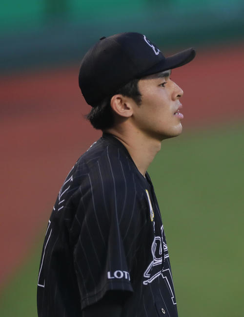 楽天対ロッテ　1回裏楽天2死一塁、島内に先制適時三塁打を許しがっくりとする佐々木朗（撮影・足立雅史）
