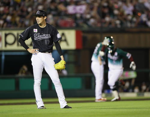 楽天対ロッテ　4回裏楽天1死一塁、茂木（後方右）に右越え2点本塁打を許した佐々木朗（撮影・足立雅史）
