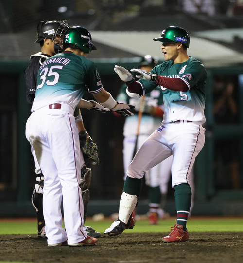 楽天対ロッテ　4回裏楽天1死一塁、茂木（右）は右越え2点本塁打を放ち笑顔でタッチを交わす（撮影・足立雅史）