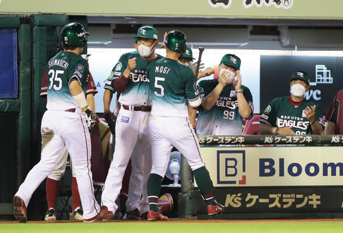 楽天対ロッテ　4回裏楽天1死一塁、茂木（背番号5）は右越え2点本塁打を放ち石井GM兼監督（右から2人目）らに迎えられる（撮影・足立雅史）