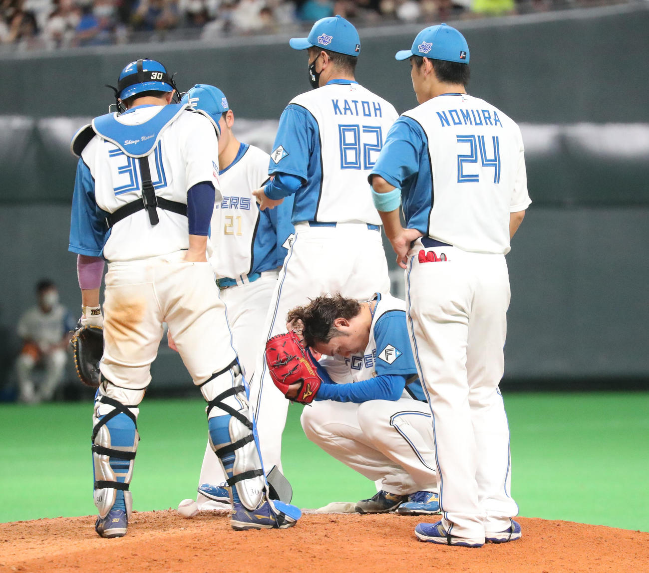 日本ハム対楽天　8回表楽天1死一、三塁、島内に勝ち越しとなる中犠飛を打たれマウンドに座り込む伊藤（撮影・佐藤翔太）