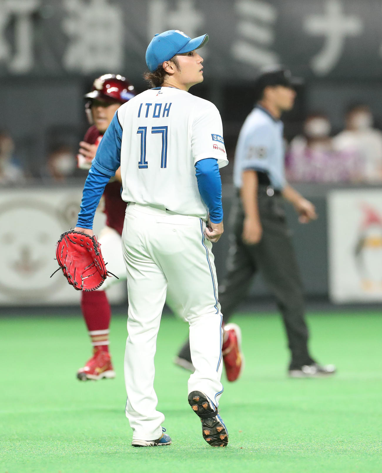 日本ハム対楽天　8回表楽天1死一、三塁、島内に勝ち越しとなる中犠飛を打たれる伊藤（撮影・佐藤翔太）