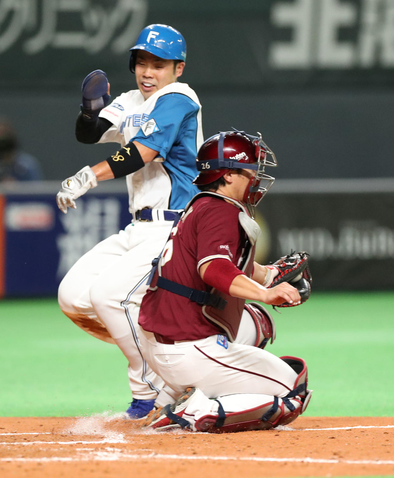 日本ハム対楽天　4回裏日本ハム2死二塁、上川畑の右前打で本塁生還を試みるもタッチアウトになる近藤。捕手は炭谷（撮影・佐藤翔太）
