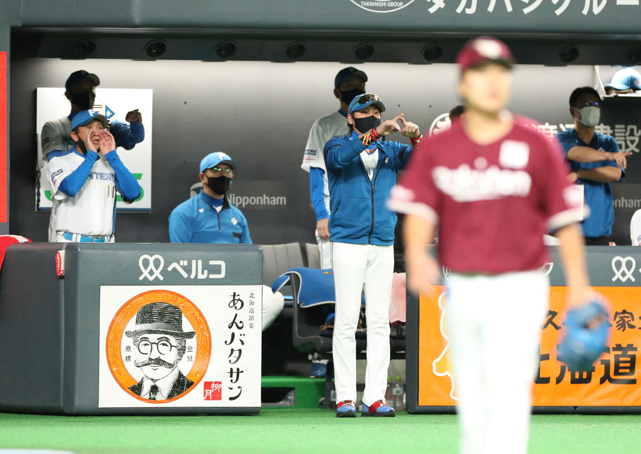 日本ハム対楽天　4回裏日本ハム2死二塁、上川畑の右前打で本塁生還を試みた近藤の判定にリプレー検証を要求する新庄監督（中央）（撮影・佐藤翔太）