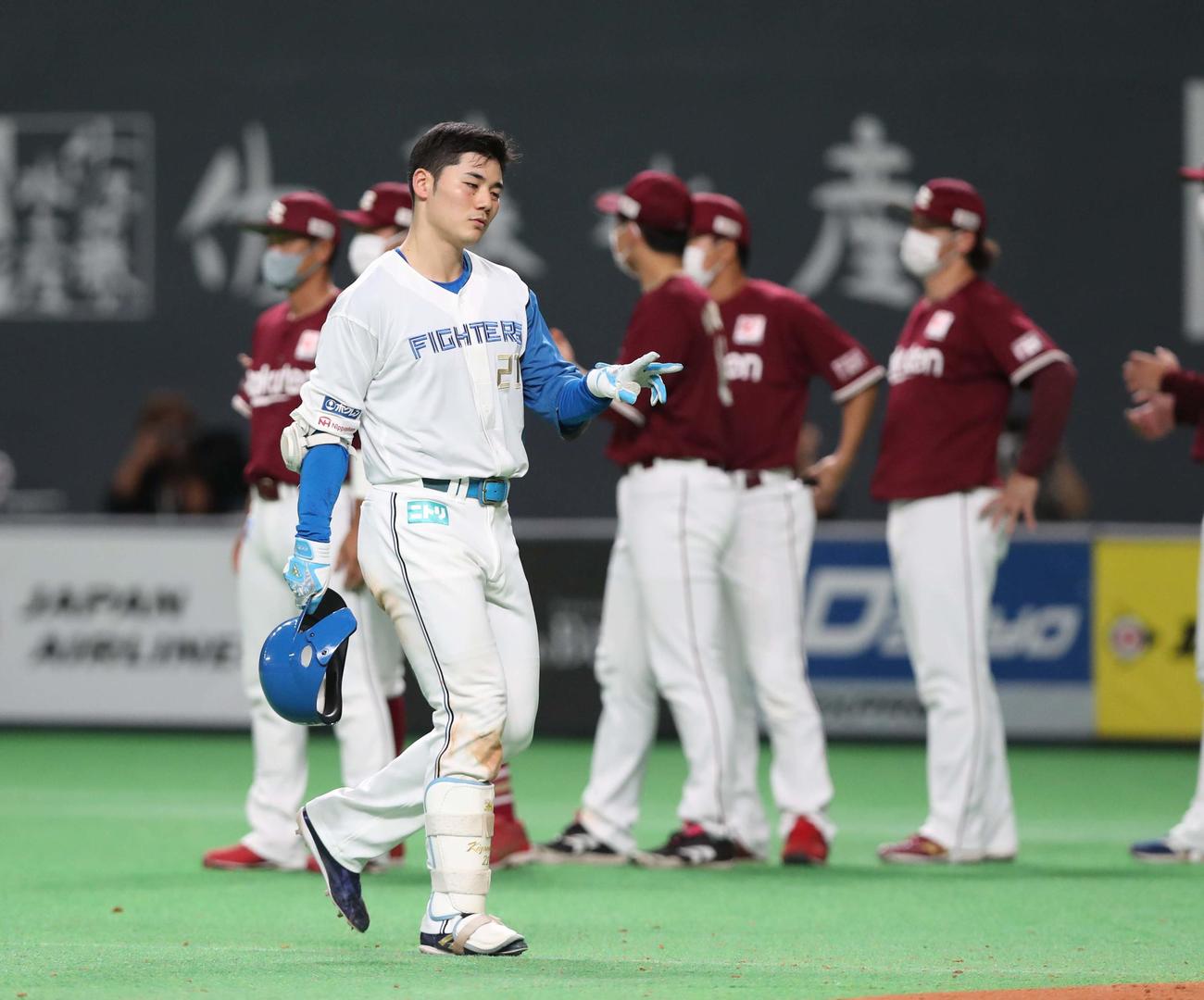 日本ハム対楽天　9回裏日本ハム2死、一ゴロに終わり引き揚げる清宮（撮影・黒川智章）