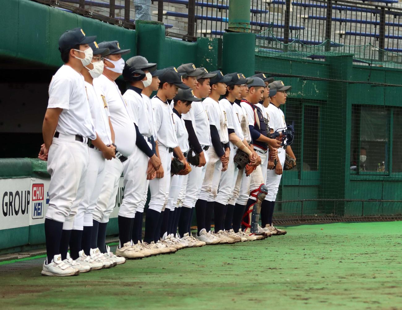 橿原八木対浦河第二・様似　サヨナラ負けを喫しベンチ前に整列する浦河第二・様似の選手たち（撮影・永野高輔）