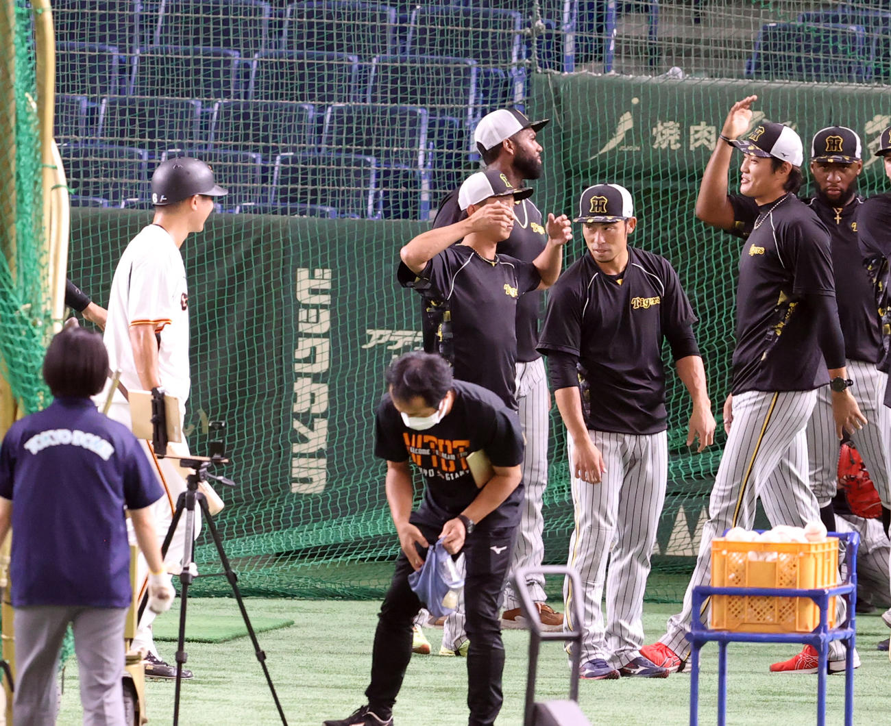 試合前の練習で坂本（左）と談笑する藤浪（右）（撮影・狩俣裕三）