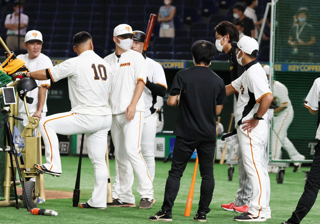 打撃練習する巨人中田（左）にあいさつする藤浪（撮影・加藤哉）