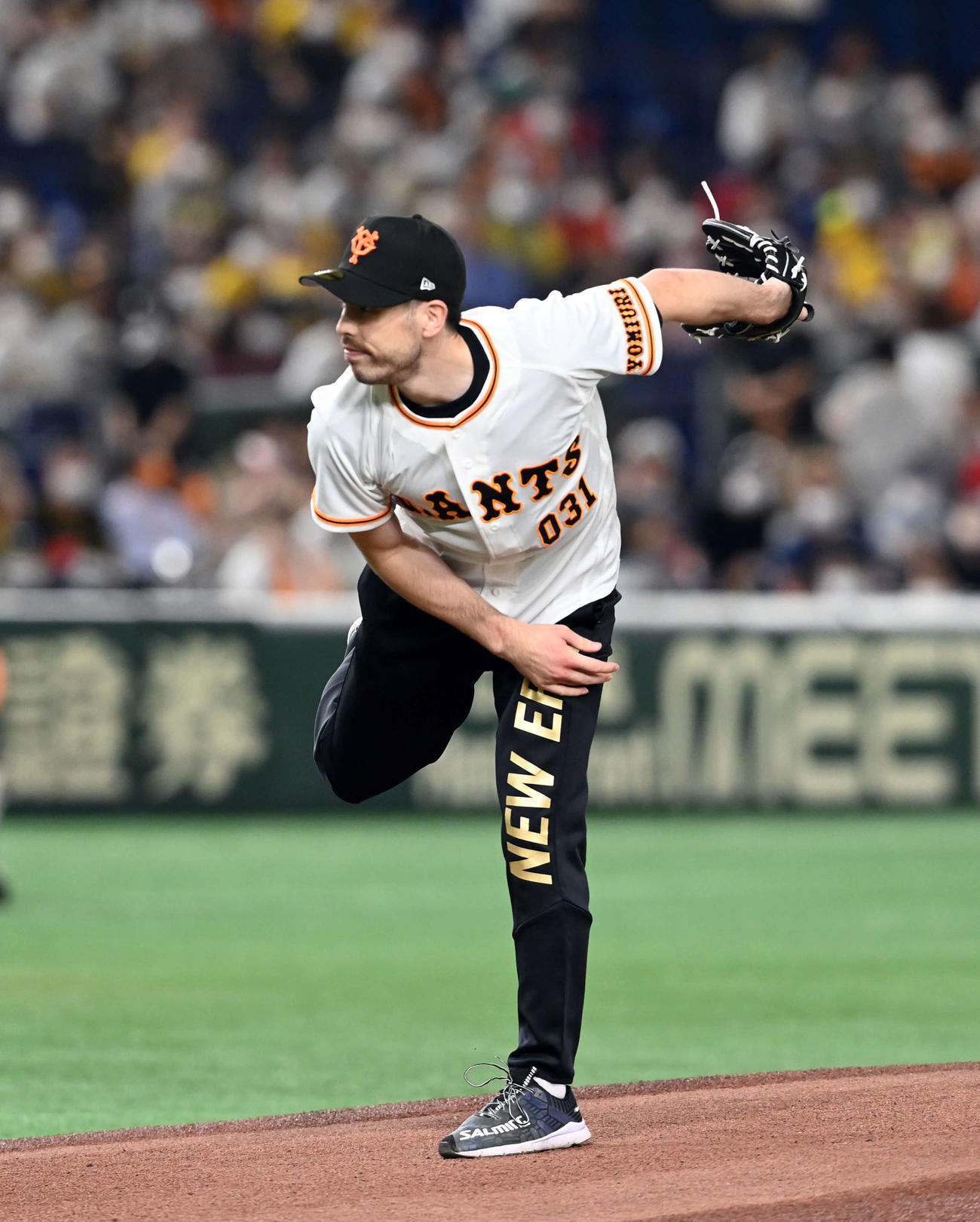 巨人対阪神　始球式を務めた男子ハンドボール元日本代表の土井レミイ杏利（撮影・たえ見朱実）