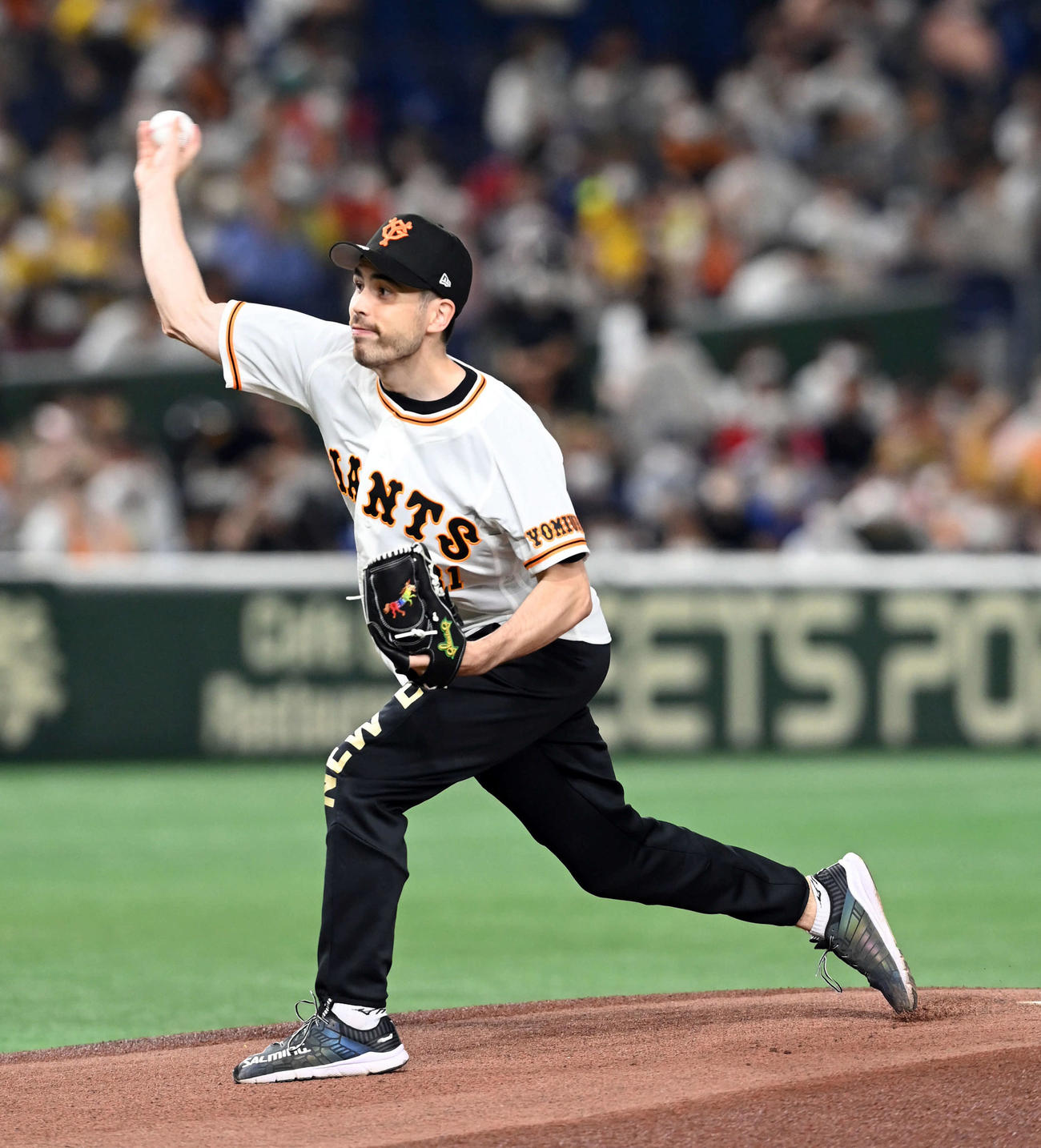 巨人対阪神　始球式を務めた男子ハンドボール元日本代表の土井レミイ杏利（撮影・たえ見朱実）