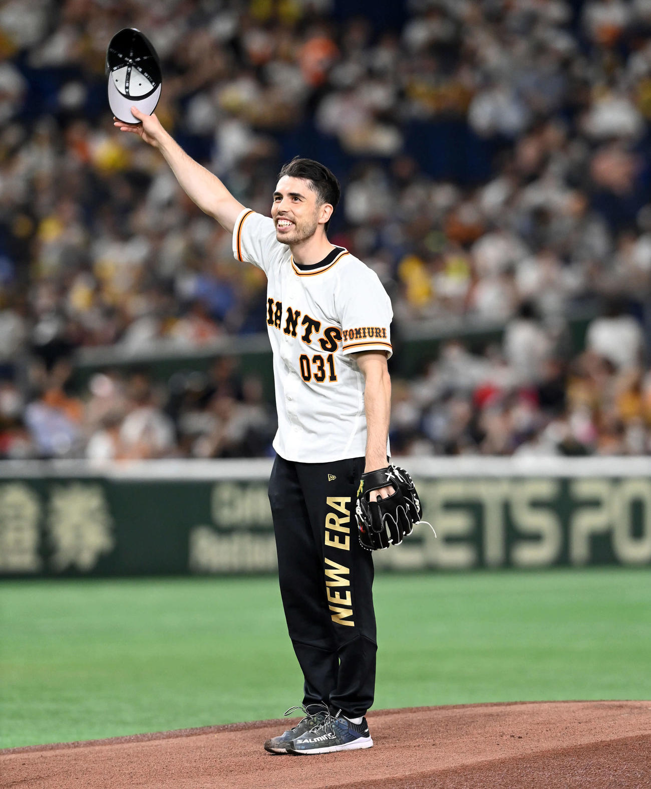 巨人対阪神　始球式を務めた男子ハンドボール元日本代表の土井レミイ杏利（撮影・たえ見朱実）