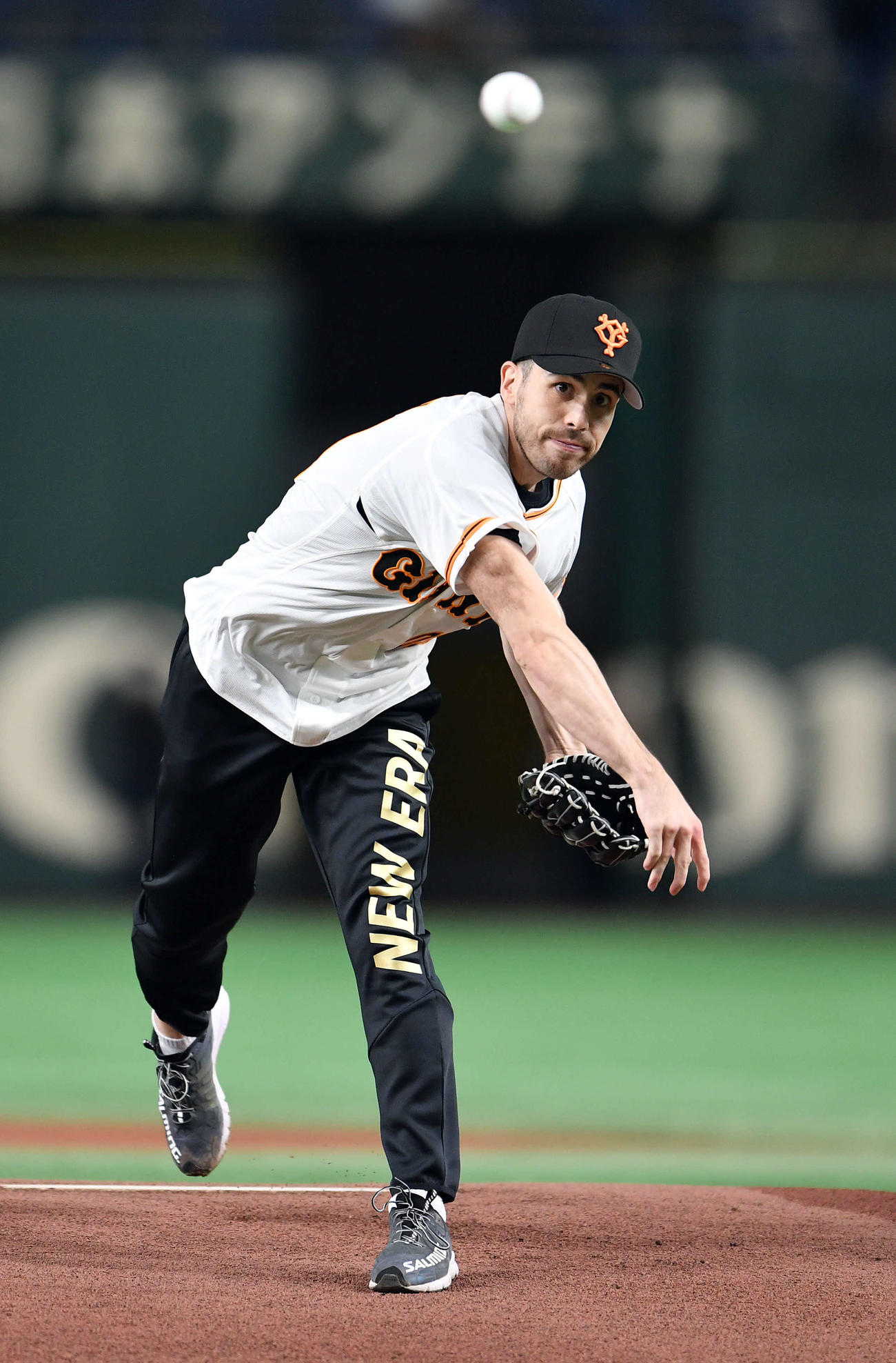巨人対阪神　始球式を務めた男子ハンドボール元日本代表の土井レミイ杏利（撮影・たえ見朱実）
